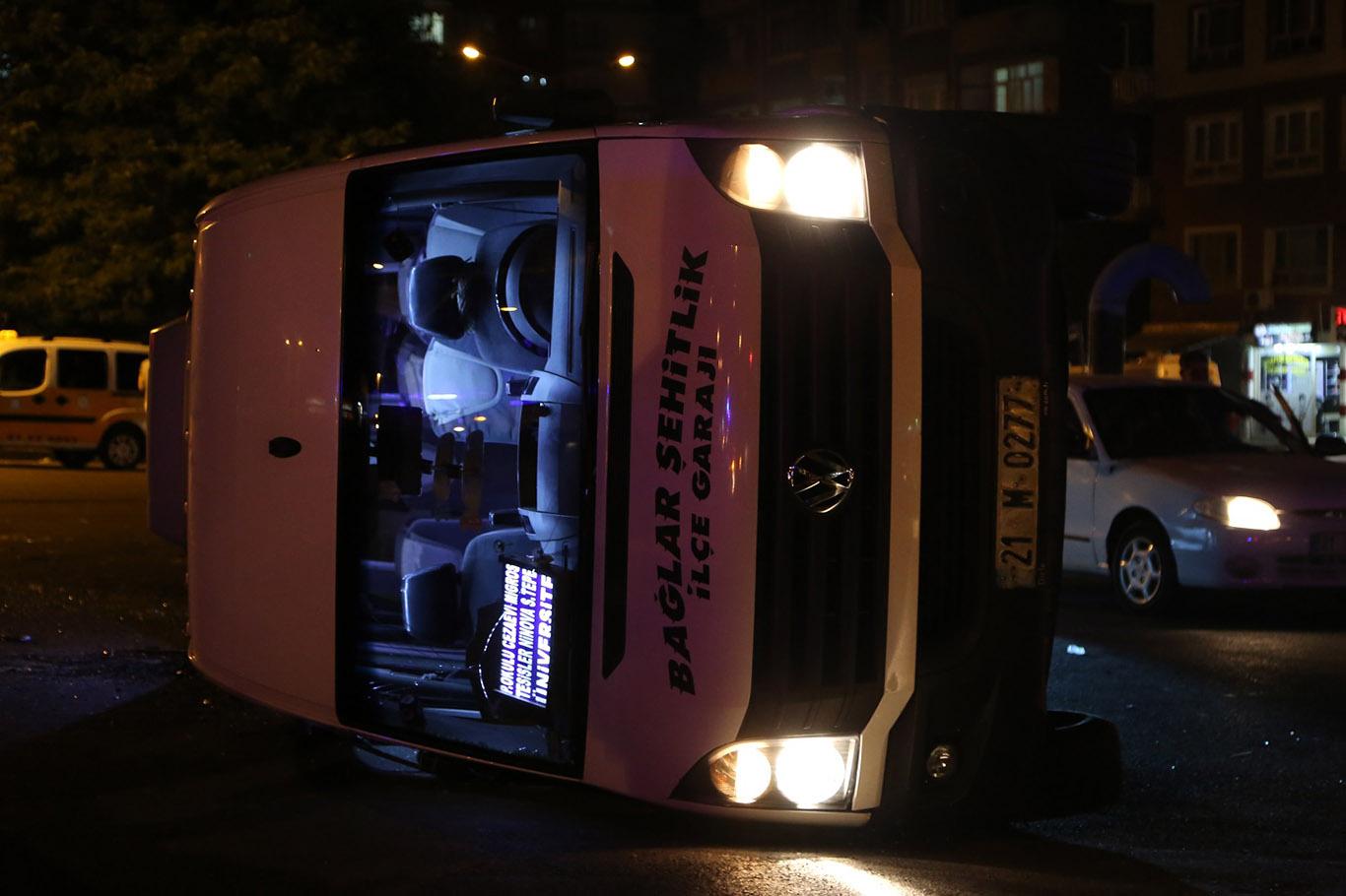 Hızını alamayan minibüs devrildi Hızını alamayan minibüs devrildi